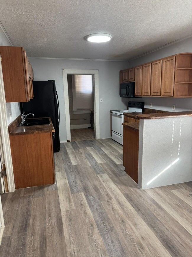 Building Photo - 207 1/2 College Ave - 207 Unit A