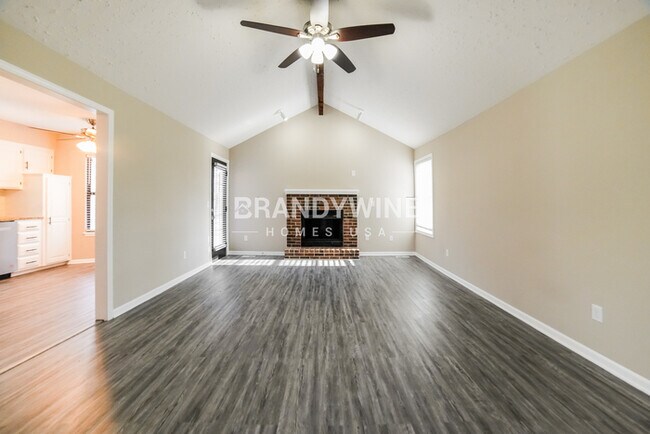 Building Photo - NEW LOWER RENTAL RATE LEASING SPECIAL: Rec...