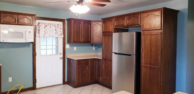 Building Photo - Large 6 bed, 3 ba  Brick, Raised Ranch, Ho...