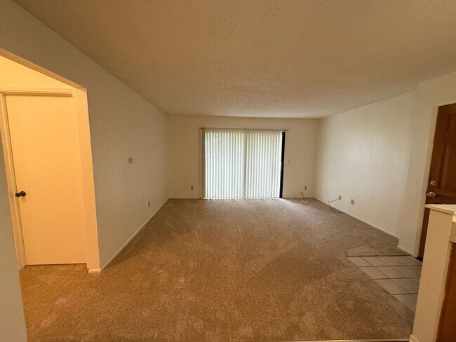 Building Photo - Quail Meadows Downstairs Condo with Easy A...