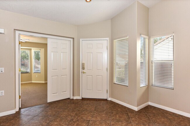 Building Photo - Darling 1-bed + Den and 2-baths in Sun Riv...