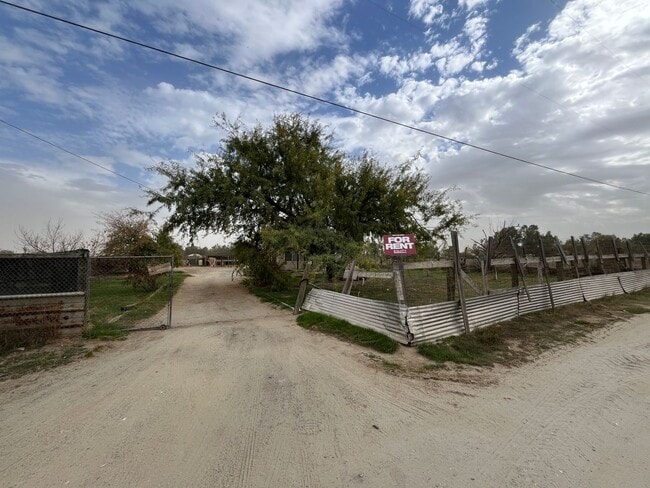 Foto del edificio - 3 Bedroom Home Country Living in Pixley