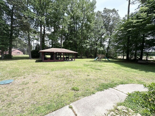 Foto del edificio - Updated Country Retreat with Modern Finishes & Peaceful Pungo Living