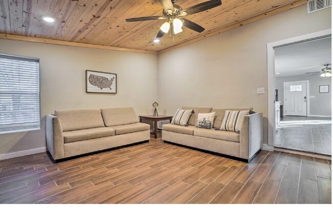 Flex room/ bedroom 4 - 127 Loy Dr