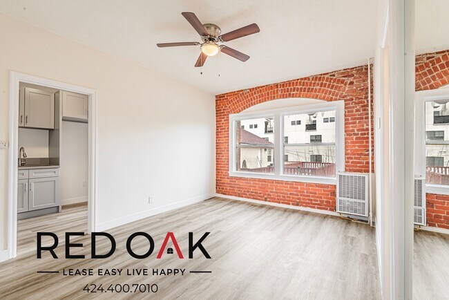 Foto del edificio - Cozy Studio with Exposed Brick Walls, Hard...