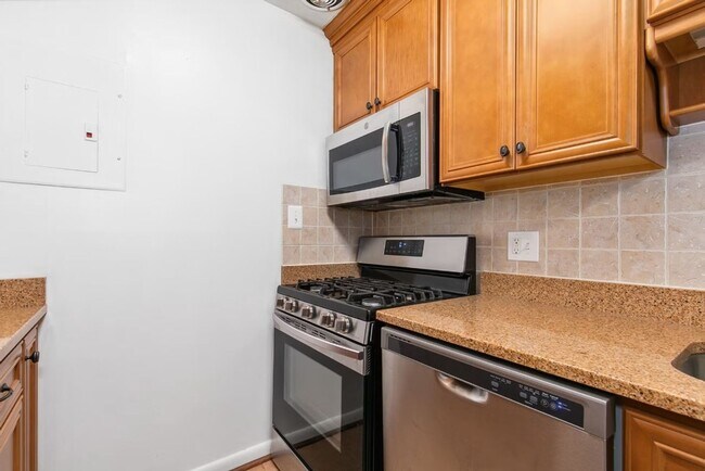 Foto del edificio - Charming 2BR Condo in Rockville *Utilities...