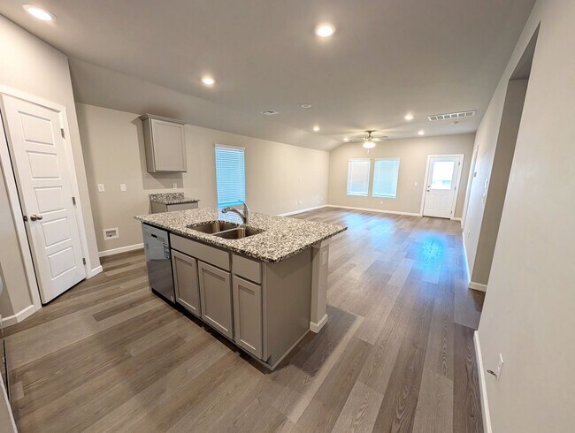 Foto del edificio - Newer 4 Bed/2 Full Bath in Mustang