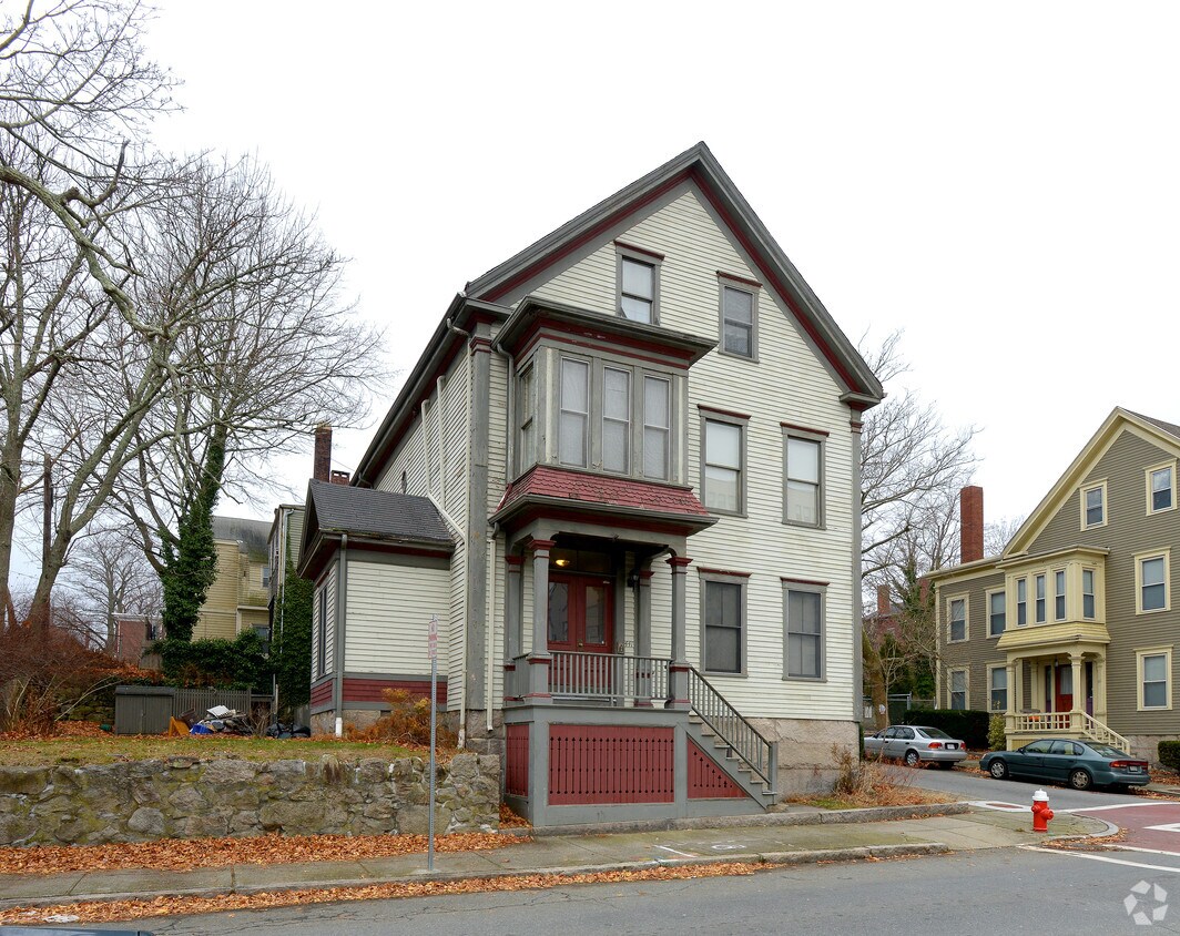 Building Photo - 441 Pleasant St