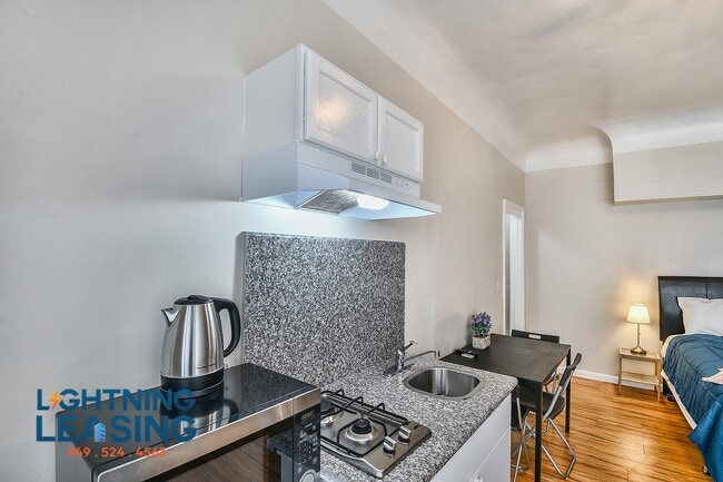 Building Photo - 723 S Alvarado St