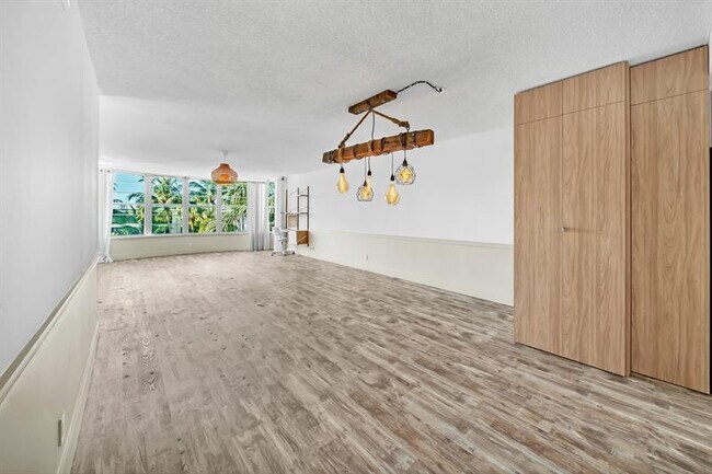 Building Photo - 3051 NE 48th St