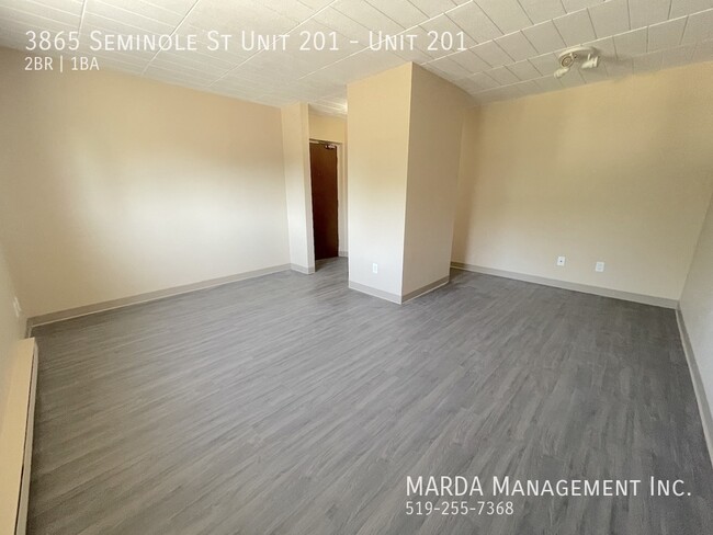 Building Photo - BRIGHT & SPACIOUS 2BEDROOM/1BATH UNIT ON S...