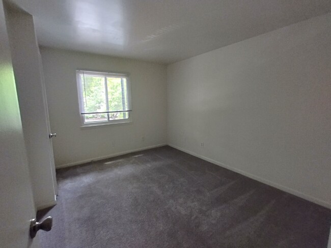 Building Photo - 600 Reusens Rd