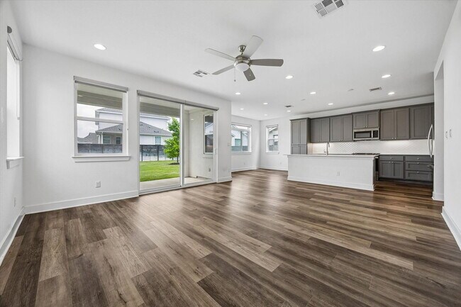 Building Photo - 1021 Chapote Ter