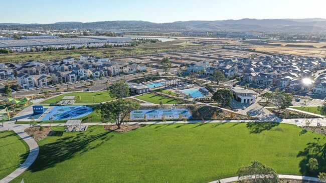 Foto del edificio - 5 Bedroom SFR in Irvine