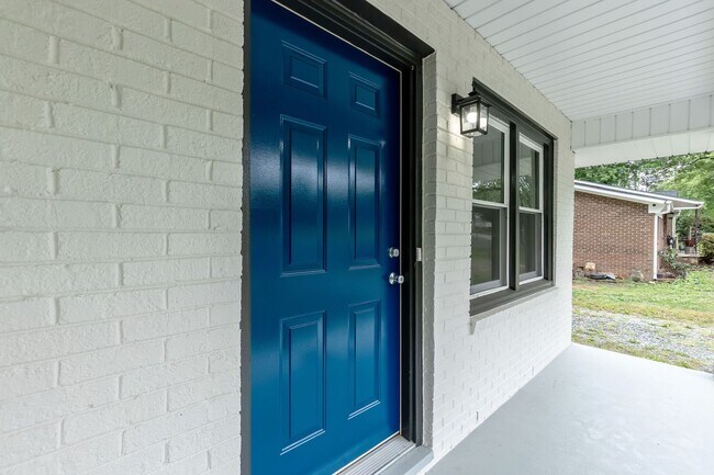 Foto del edificio - Three Bedroom Home!