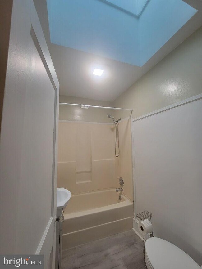 Building Photo - 522 Main St