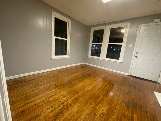 Building Photo - 3210 E Magnolia Ave