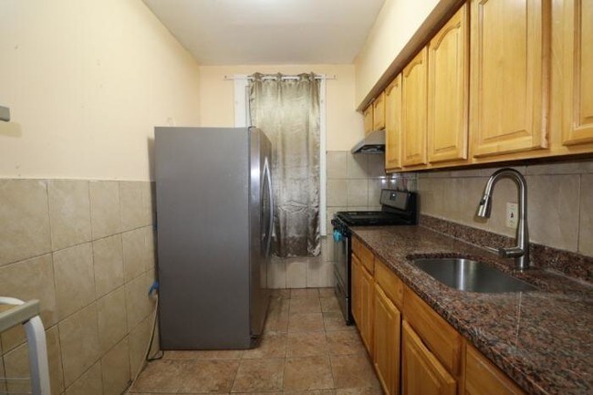 Foto del edificio - 3 bedroom in BROOKLYN NY 11214