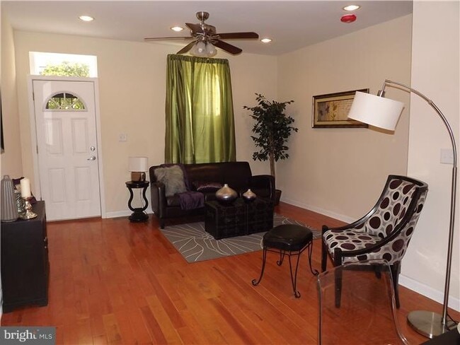 living room - 119 Seville St