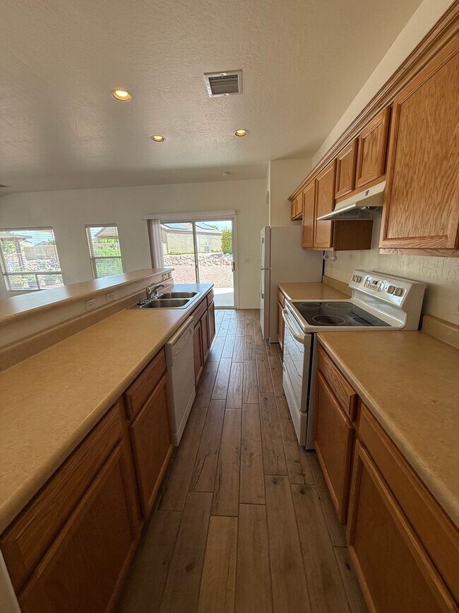 Foto del edificio - 2 Bedroom 2 Bath in Gated Community in Amante at Verde Fanta Fe Contact Property Pros 928-634-7710