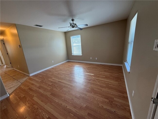 Foto del edificio - 512 Lakeside Dr