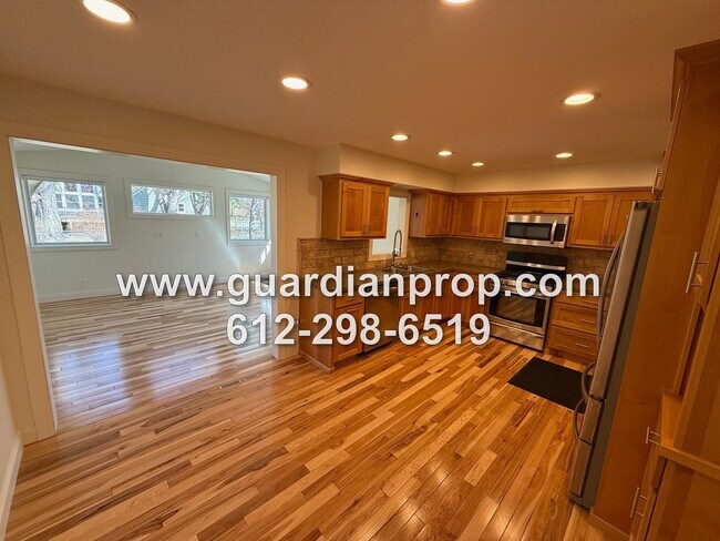 Foto del edificio - Roseville House in Secluded Midland Hills Available September 1, Updated Kitchen, Large Primary S...