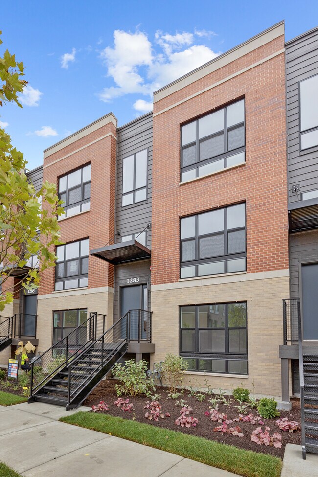 Building Photo - 1283 Lakepointe Dr