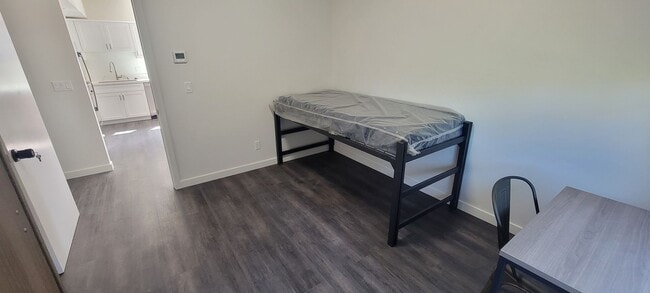 Building Photo - Single Bed- Available Newly Renovated Buil...