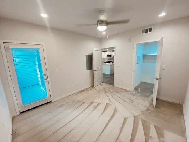 Building Photo - Villas at Valley Glen