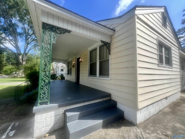 Building Photo - 1110 8th Ave SE