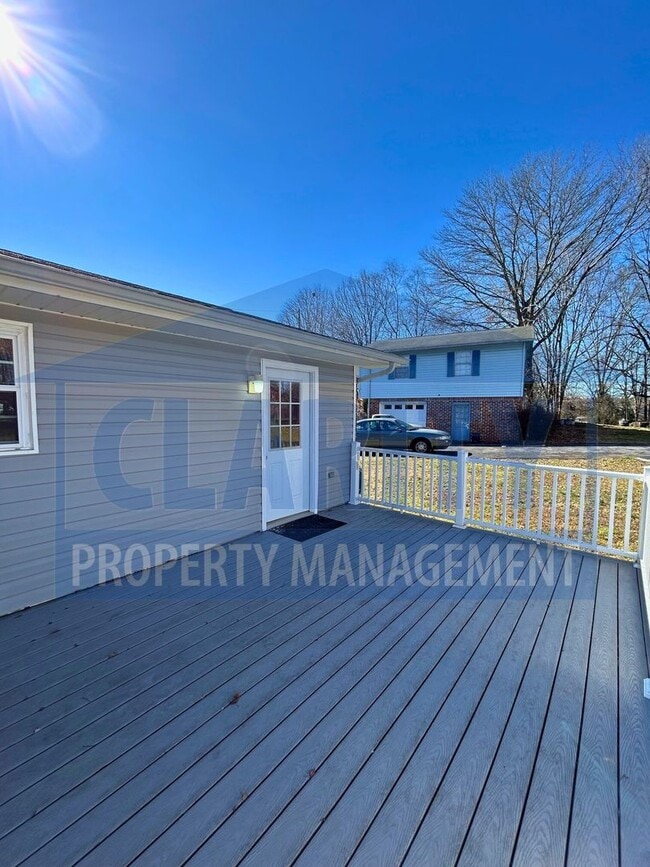 Building Photo - Three bedroom home in a quiet neighborhood!