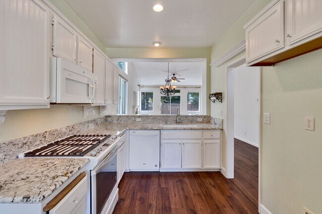 Foto del edificio - Charming 3-Bed Home in Prime Folsom Locati...