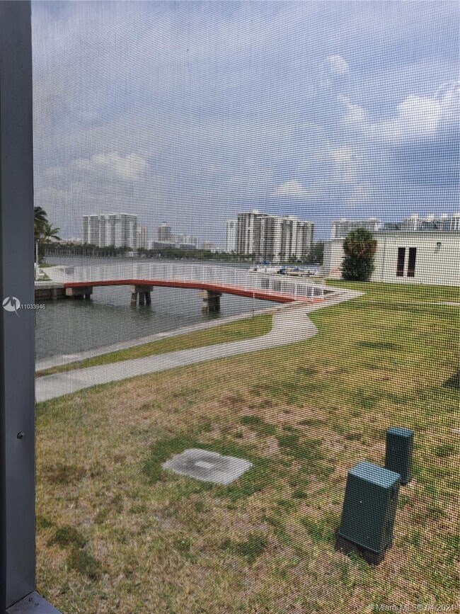 Building Photo - 2895 Point E Dr