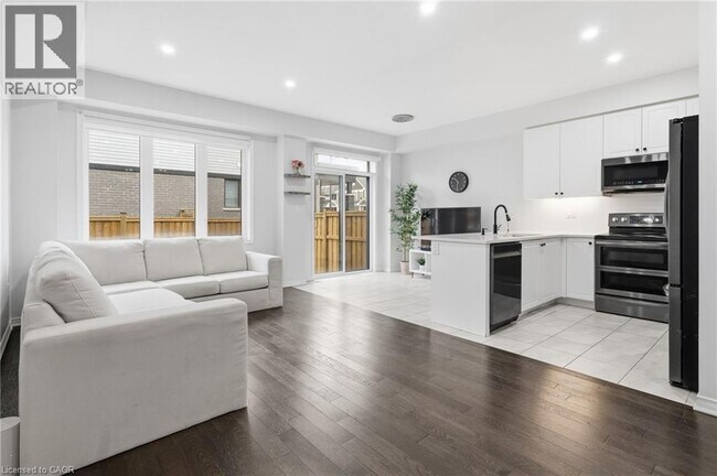 Building Photo - 54 Oaktree Dr