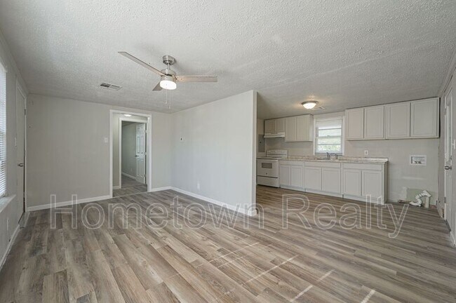 Building Photo - 1921 Vine St