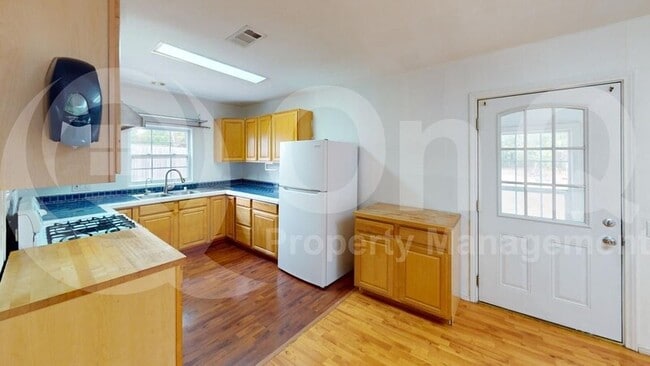 Building Photo - 520 Iris Dr