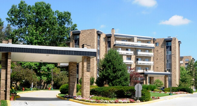 Building Photo - 2202 Acacia Park Dr