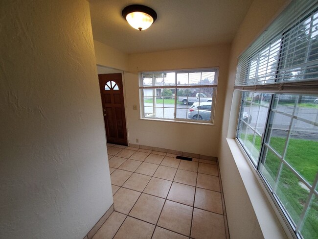 Building Photo - 4-Bedroom home located close to the Eureka...