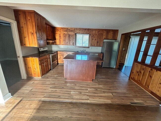 Building Photo - Three Bedroom Two Bath Home