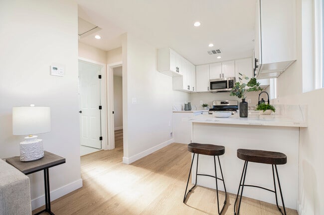 Foto del edificio - 8881 Morehart Ave