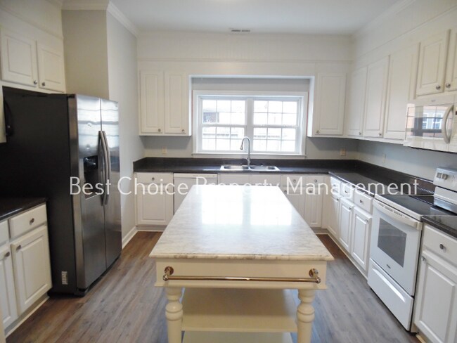 Building Photo - 8 8th St