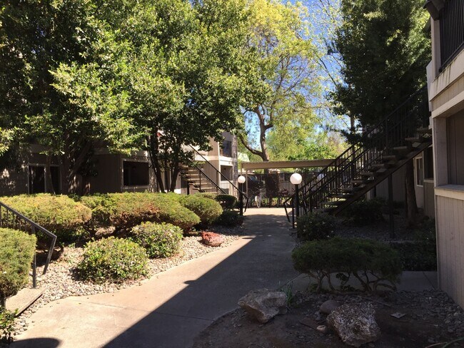 Foto del edificio - 1412 N Cherry St