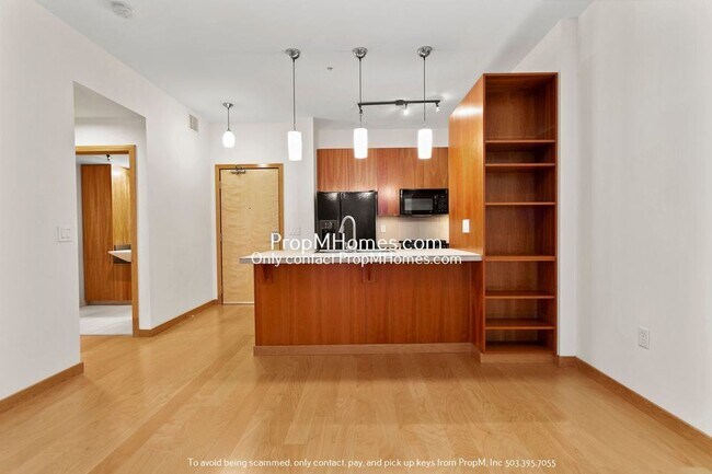 Foto del edificio - Wonderful One Bedroom Plus den in Prime Pe...