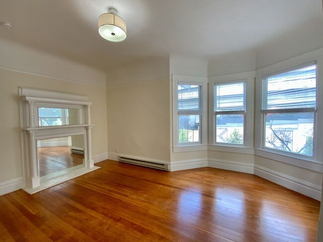 Foto del edificio - RENOVATED 2BR. Dishwasher! Laundry On-Site...