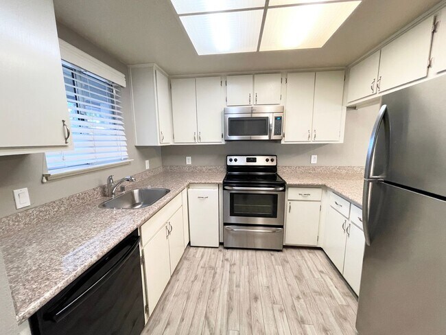 Building Photo - Gorgeous 2 bedroom 2 bath condo near downt...