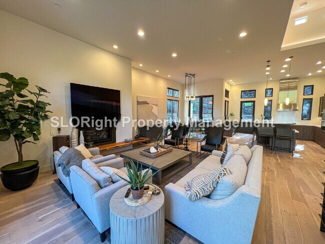 Foto del edificio - AVAILABLE SEPTEMBER- Fully Furnished Modern Home in San Luis Obispo - 4 Bedroom / 3 Bathroom
