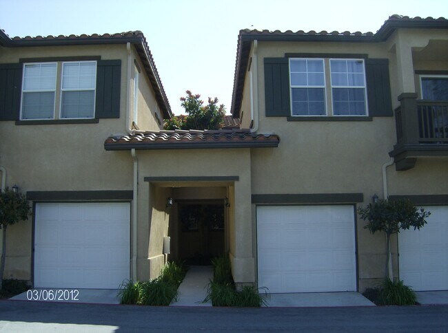 Foto del edificio - Spacious Three Bedroom Townhouse with Atta...
