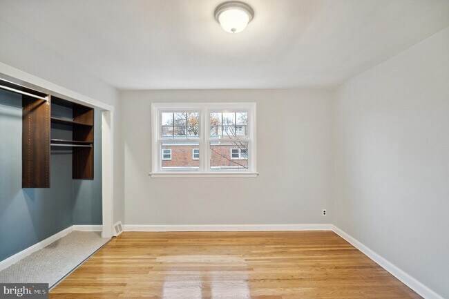 Foto del edificio - 3434 Ainslie St