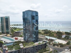 Building Photo - 1001 Queen St