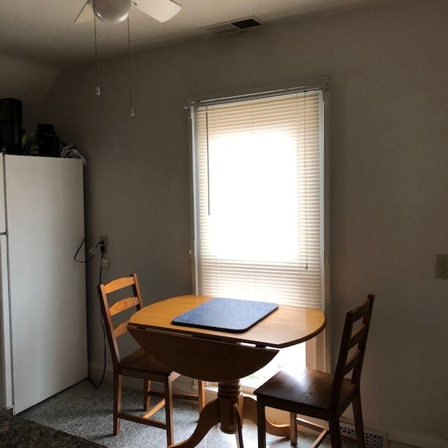 Eat-in area - 911 W Church St